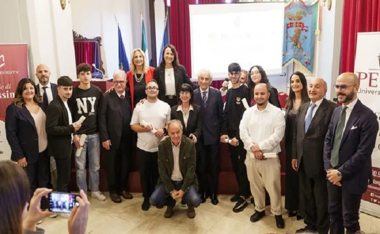 Gruppo di studenti e rappresentanti istituzionali durante la cerimonia del progetto “RINASCI-MENTI”.